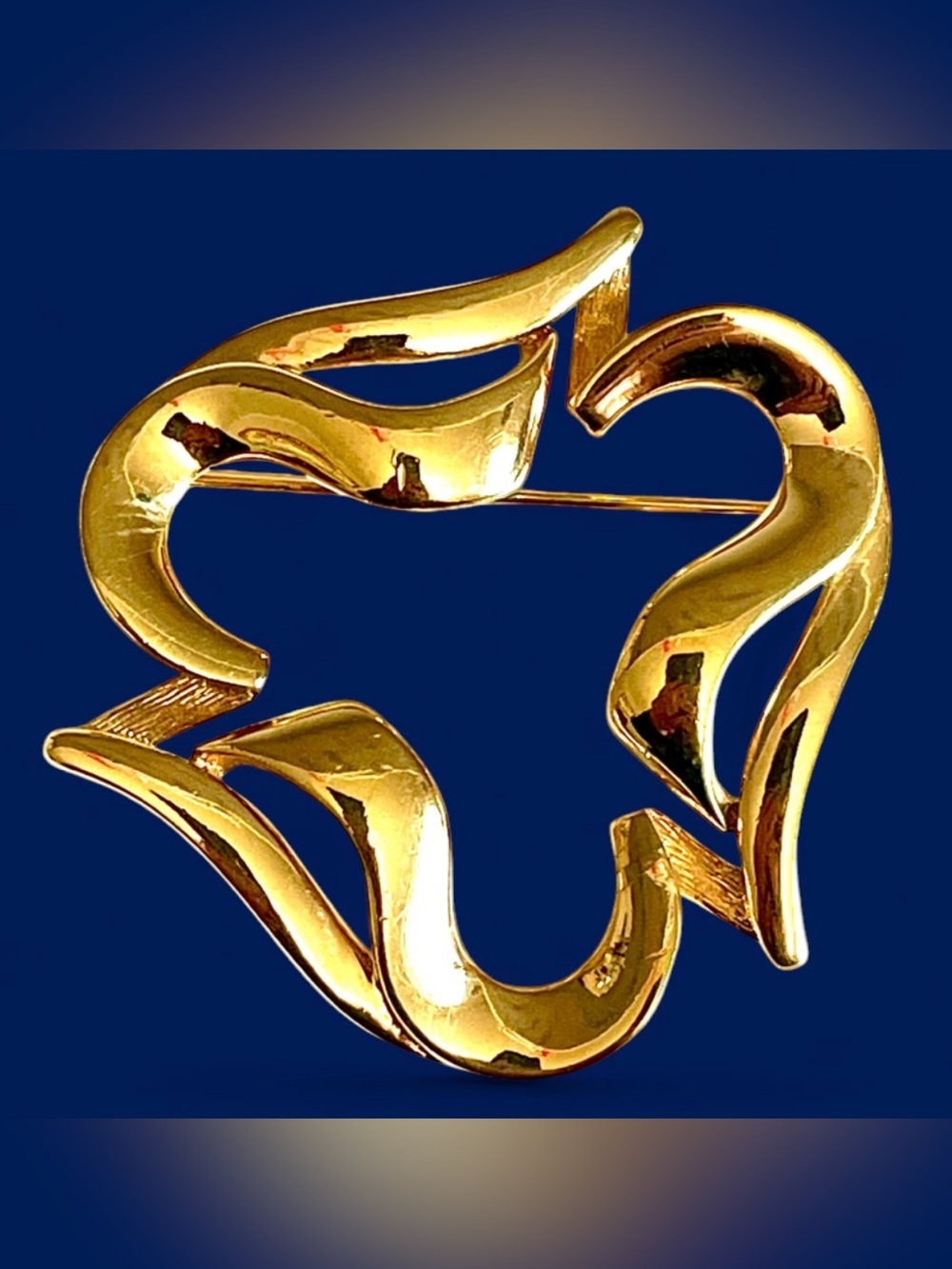 Monet Vintage Abstract Glossy Gold Tone Ribbon Swirl Brooch Pin Modernist Retro